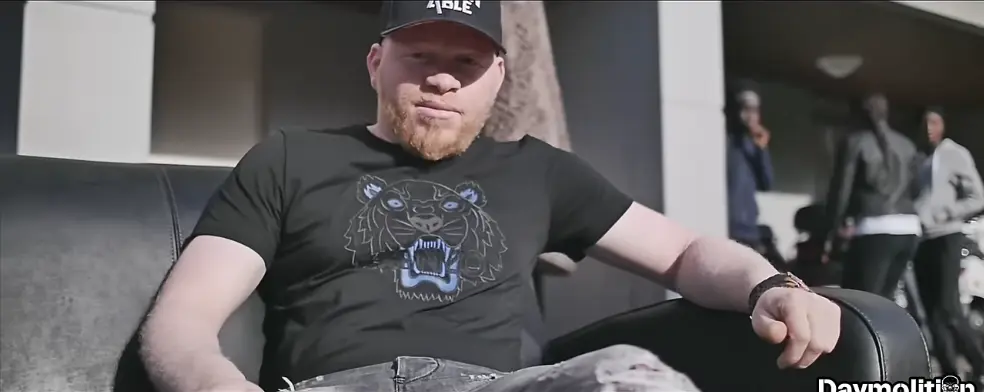 le rappeur cagoulé dans un clip de mac tyer