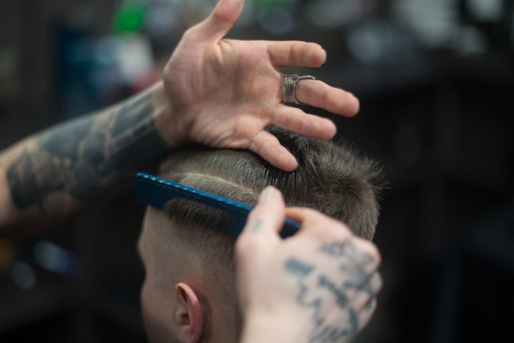Lire la suite à propos de l’article Comment Choisir sa Coupe de Cheveux ? Guide Complet 2026 ✅